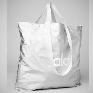 ALO Yoga Metallic Silver Tote Alo Yoga Keep It Dry Packable Tote Mujer Metallic